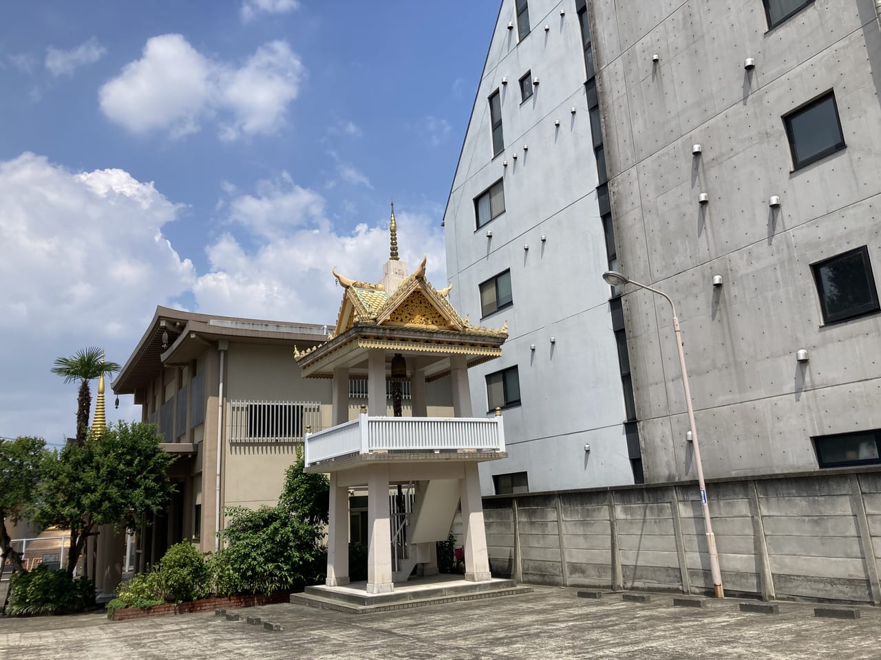 慈眼寺の金色の建物