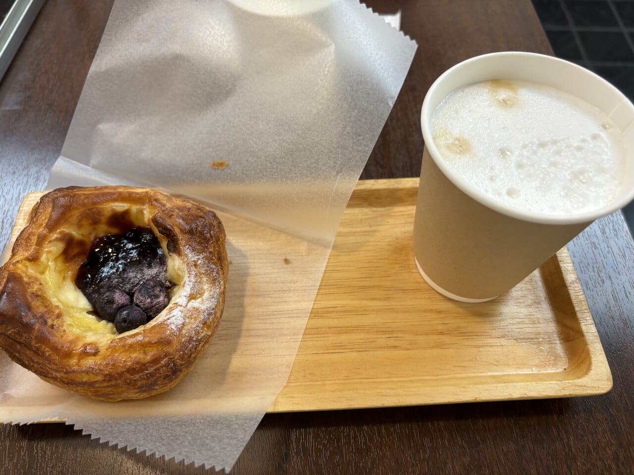 hatoyatokyo菓子パンとカフェラテ