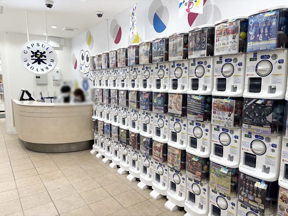 中野にある『カプセル楽局EX中野サンモール店』の店内