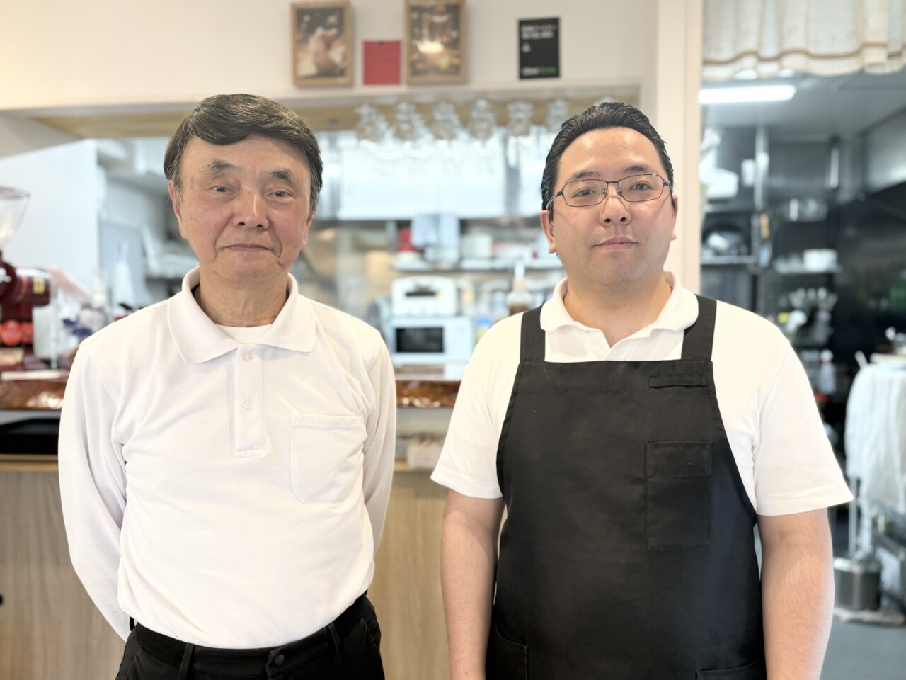 本町4丁目にある『猫の喫茶店whisper』の髙野店長とお父様の髙野さん