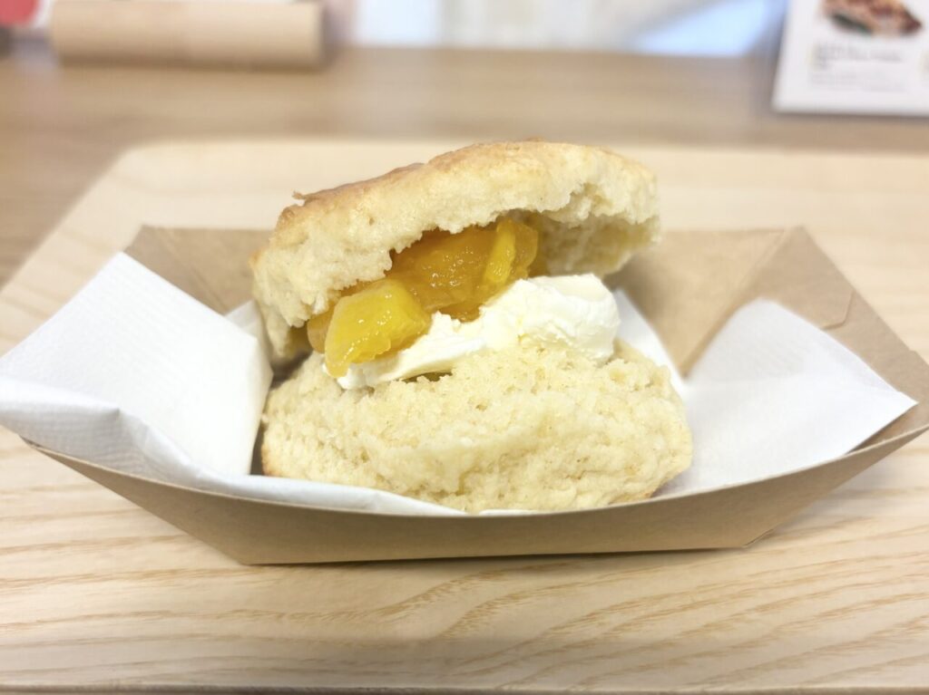 中野にある『ミックスジュースbakery billion』のマンゴースコーン