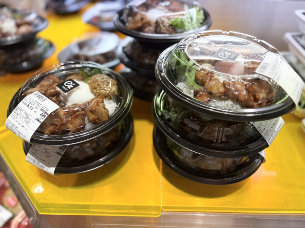 東中野にある『イーズマート アトレヴィ東中野』のつくね入り焼き鳥丼（半熟玉子）