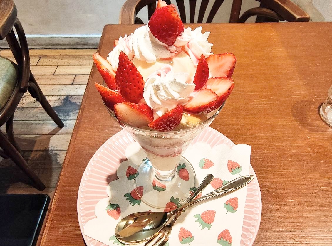 中野にある「コーヒーロード（COFFEE ROAD）」のイチゴのショートケーキパフェ