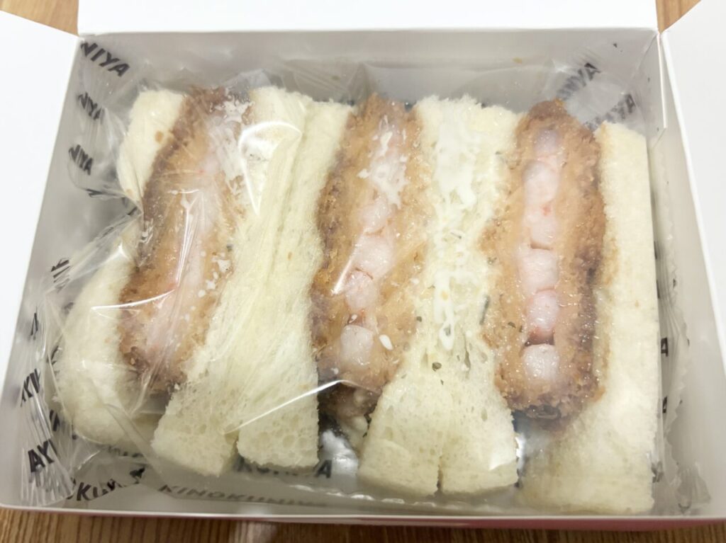 中野にある「KINOKUNIYA Bakery 中野駅店」の海老かつサンド