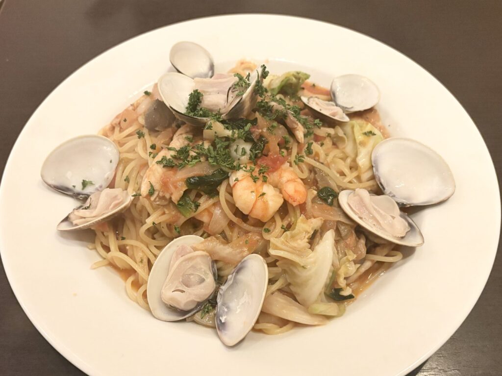 中野にある「イタリア食堂 グラン・パ 中野サンモール店（GRAND PA）」の蛤とイワシと春キャベツ、海老のアンチョビトマトソース