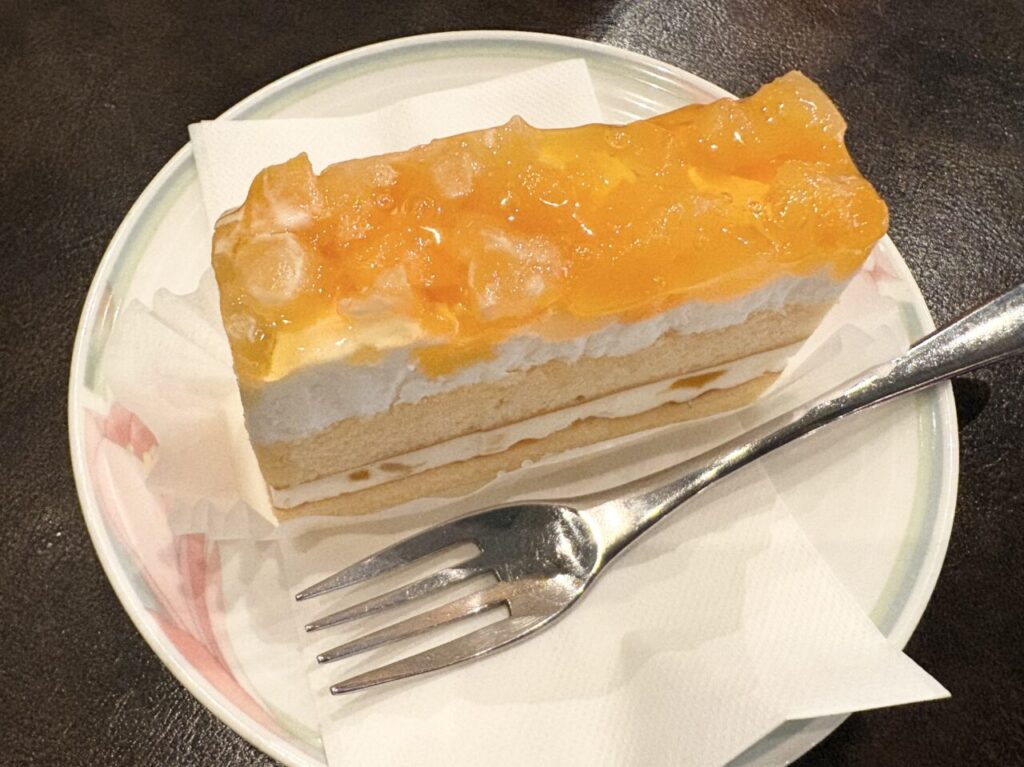 中野にある「喫茶ノーベル」のりんごと桃のケーキ