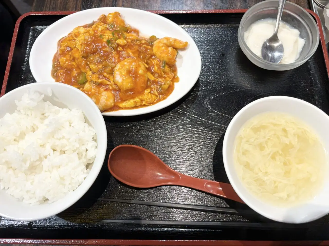 中野にある「珉珉 中野店」の海老とチリソース定食
