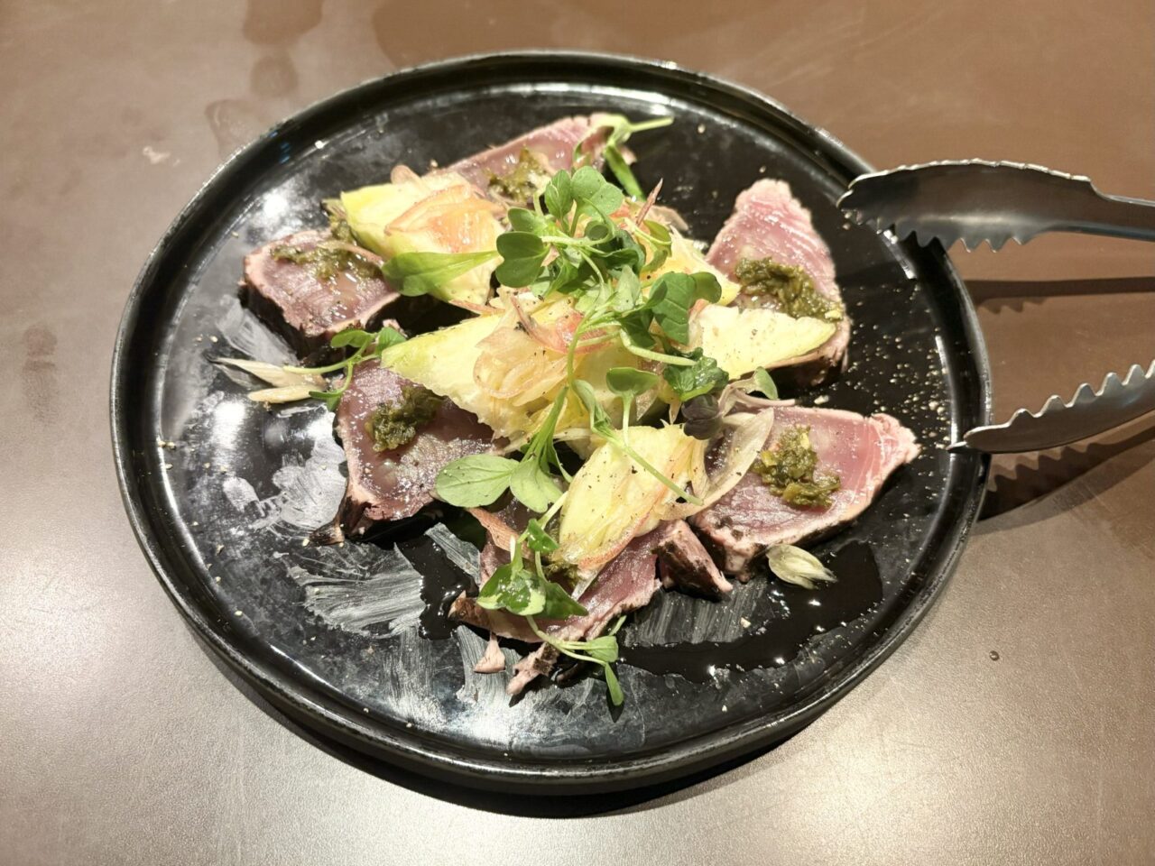 中野にある「GOOD MORNING CAFE 中野セントラルパーク」の土佐湾カツオの藁焼き水茄子と茗荷のサラダ仕立て