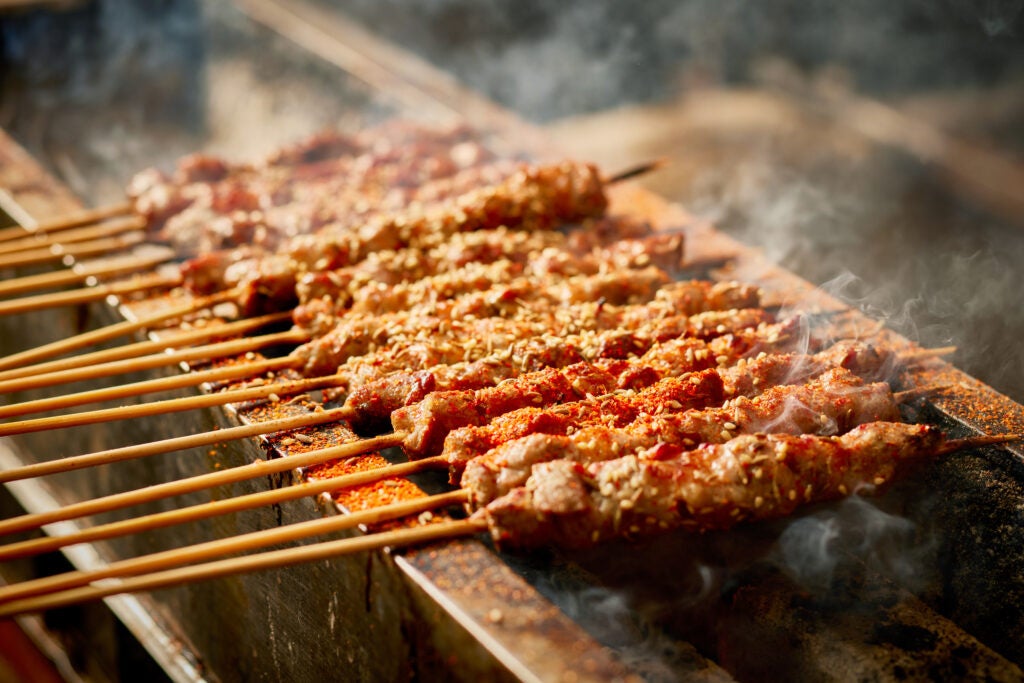 焼かれている羊肉串