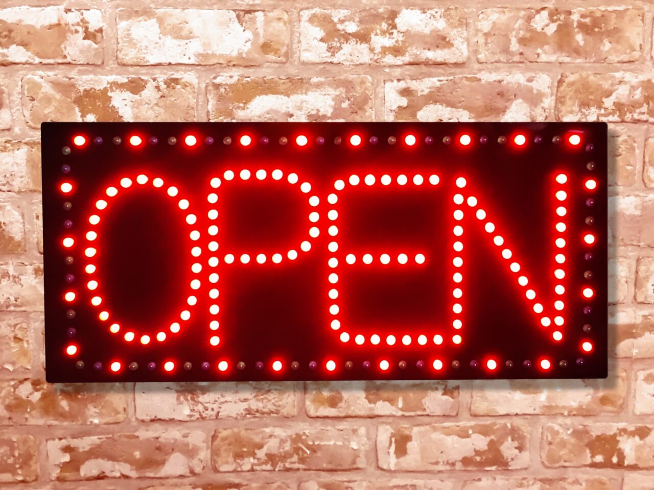 赤く光るOPENの看板