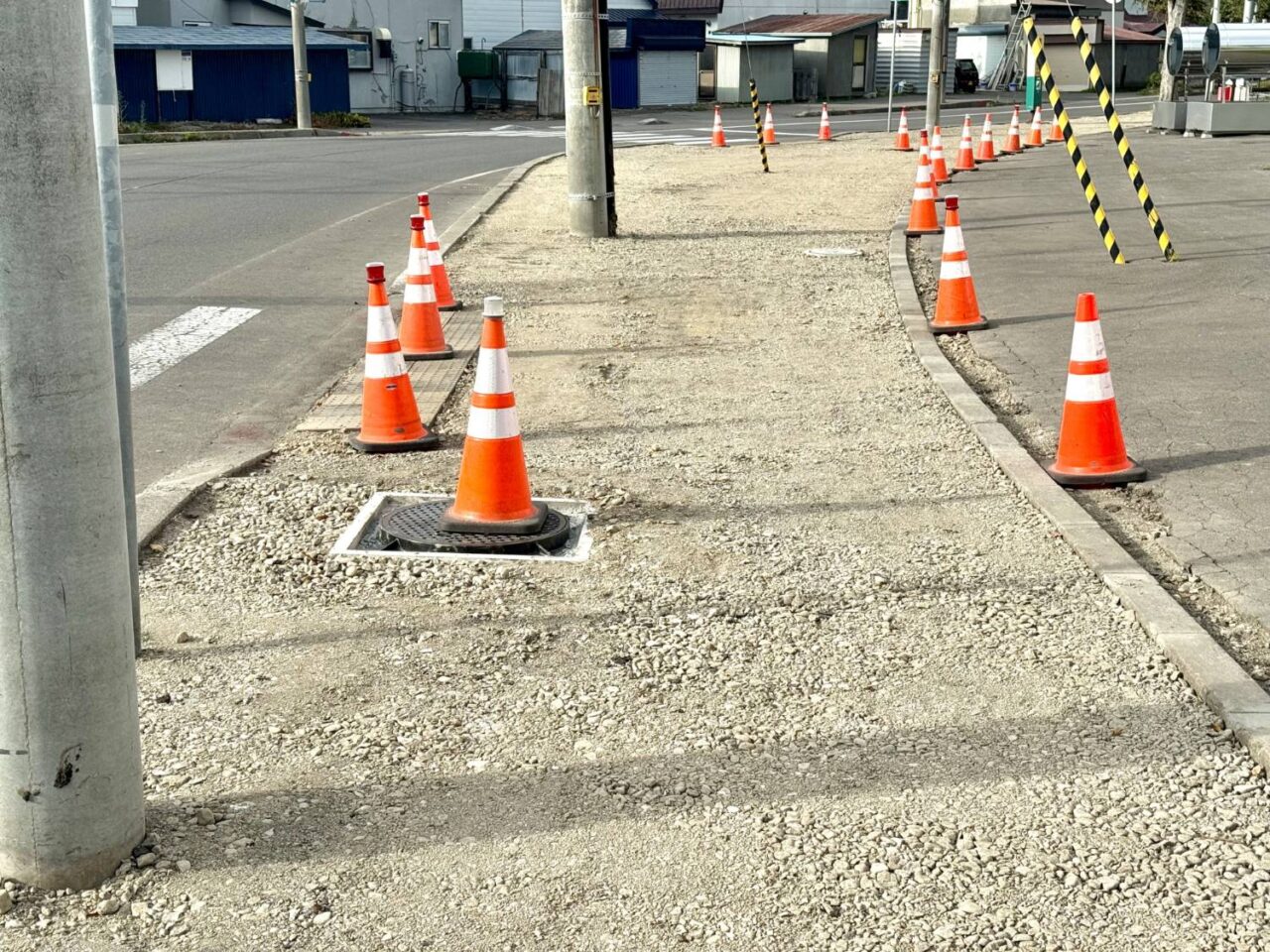 工事中の歩道とカラーコーン
